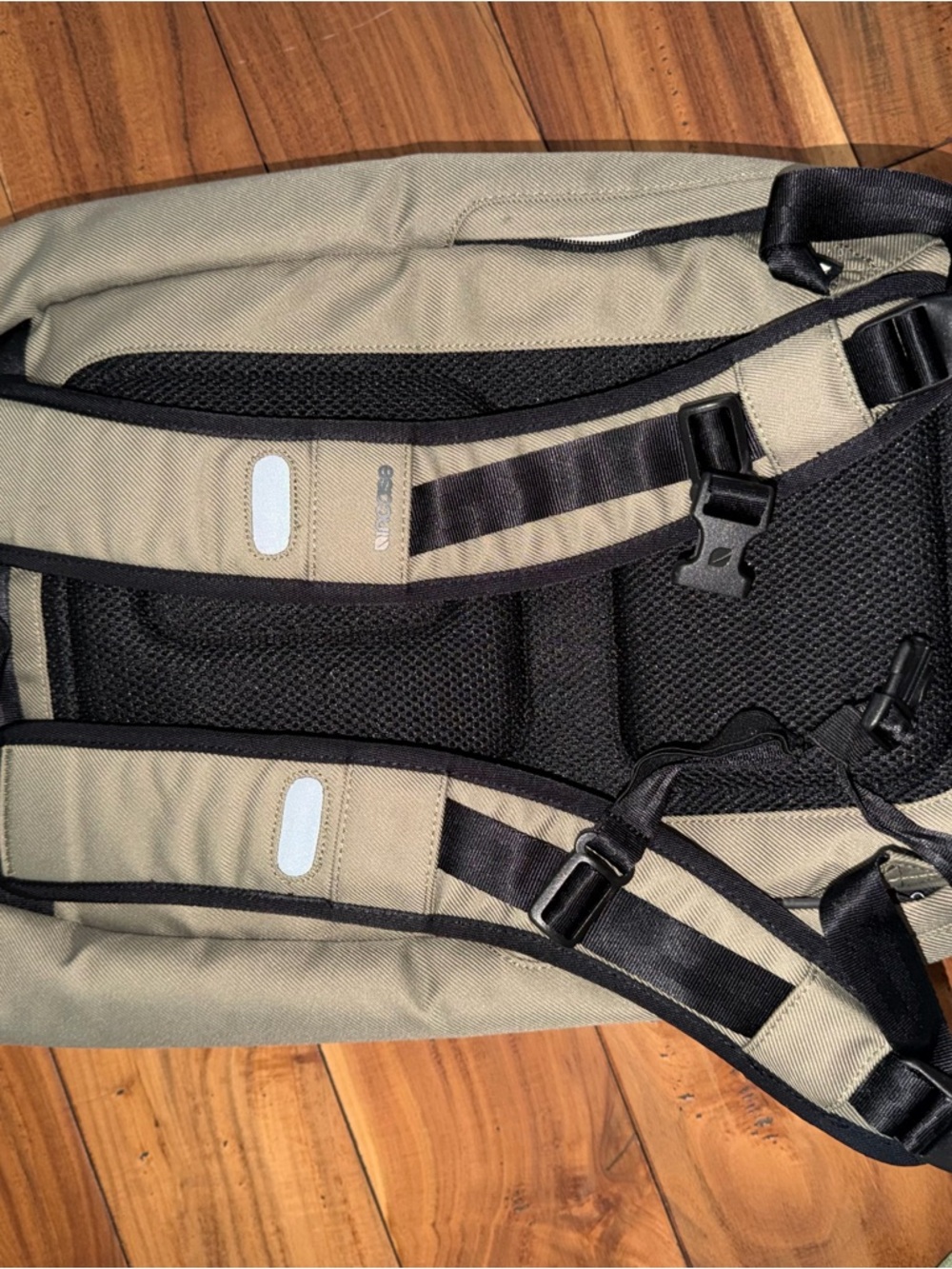 Incase Range cycling Backpack - Picture 3 of 5